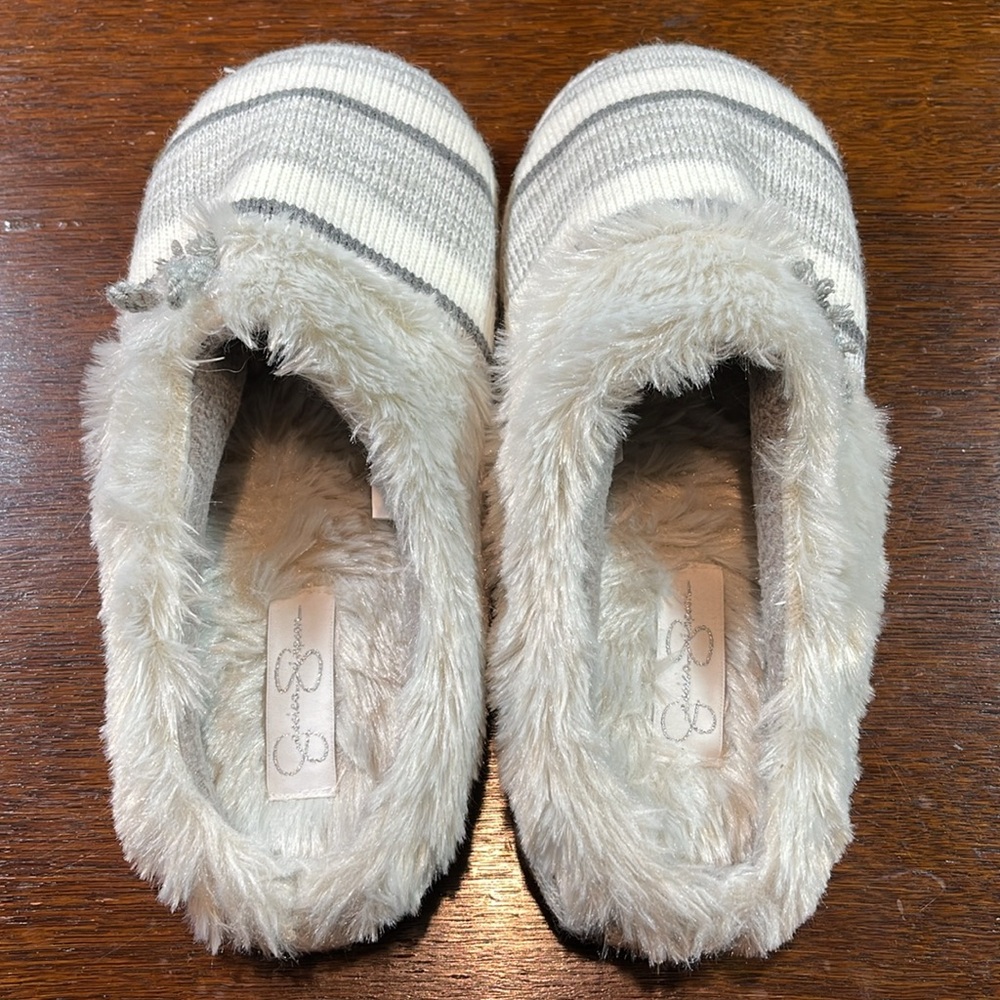 JESSICA SIMPSON HOUSE-SHOES  SIZE 7-8 colors Grey’s and white - Picture 2 of 14